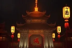 《雾中站台》封面：浓雾笼罩的清晨站台与电子钟