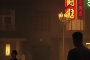 《灯下长谈》封面：停电后用应急灯照亮的一张小桌