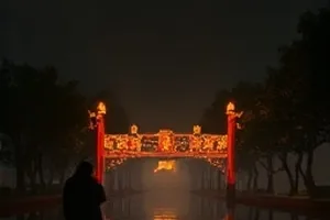 《未完成的画展》封面：画架上未干的蓝色色块