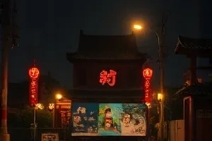 《沉默的胶片》封面：修复台上摊开的黑色电影胶片